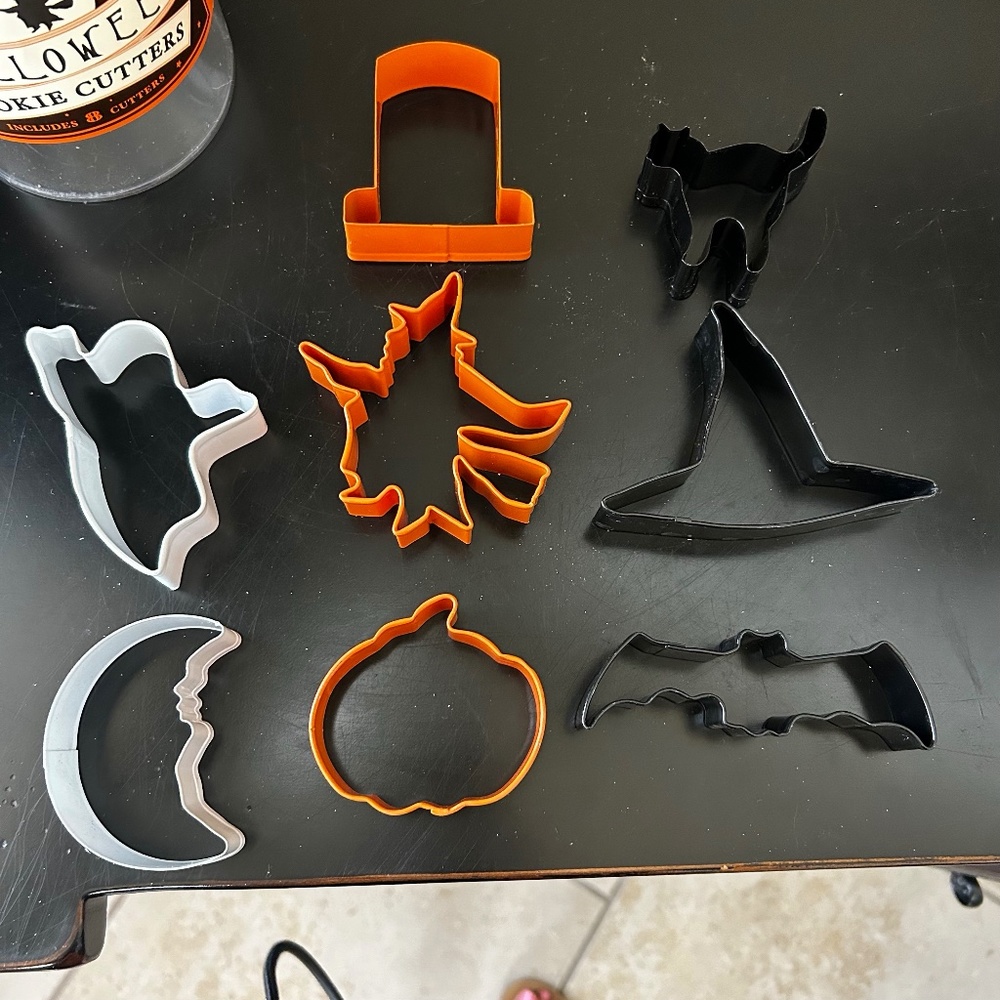 William Sonoma Halloween Cookie Cutters. NWt